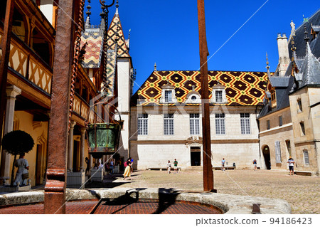 法國博訥。 “Hospices de Beaune”的特點是其美麗的屋頂。拍攝於 2022 年 8 月 8 日。 94186423