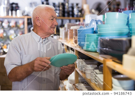 Senior man choosing variety goods for kitchen 94186743