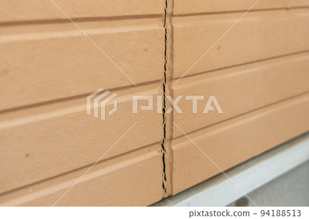 Cracked wall of a 25-year-old detached house 94188513