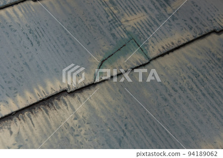 25年獨立屋褪色骯髒的屋頂 94189062