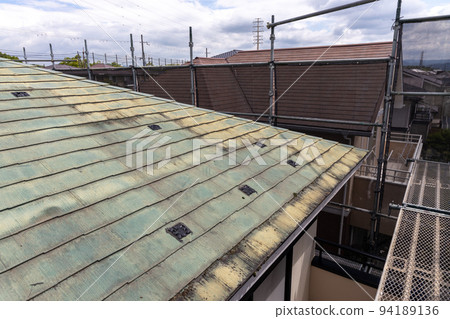 25年獨立屋褪色臟屋頂更換工地 25年獨立屋褪色臟屋頂更換工地 94189136