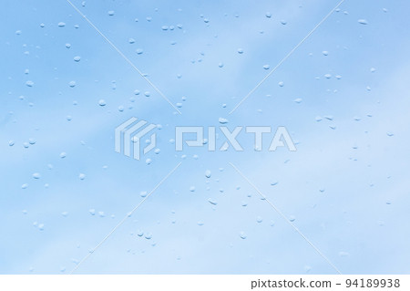 water droplets on the glass 94189938
