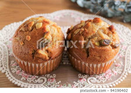 Freshly baked muffins mixed with nuts and raisins 94190402