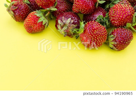 Ripe fresh strawberry 94190965