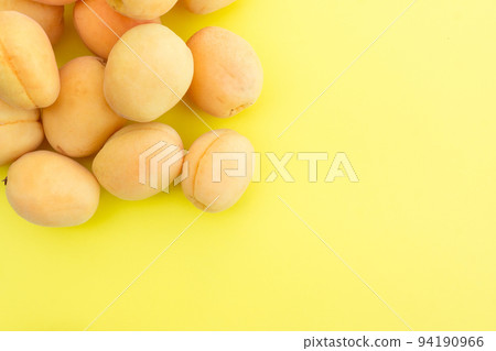 Ripe fresh apricots 94190966