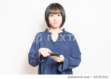 操作智能手機的少婦 94191022
