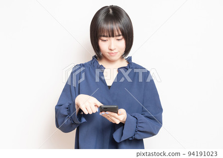操作智能手機的少婦 94191023