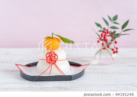 Arrangement of kagami mochi, nandina leaf and manryo fruit 94191248