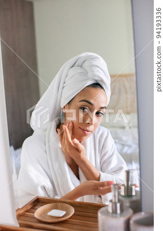 Beautiful woman applying cosmetics in morning 94193336