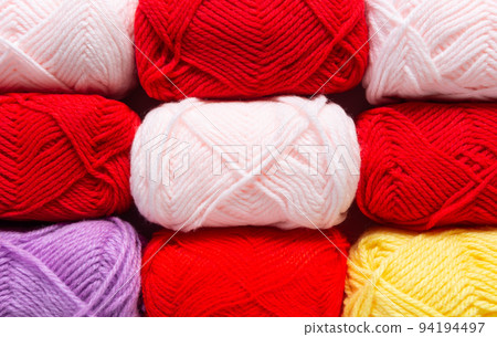 A lot of warm-colored yarn balls 100% acrylic yarn A lot of warm-colored yarn balls 100% acrylic yarn 94194497