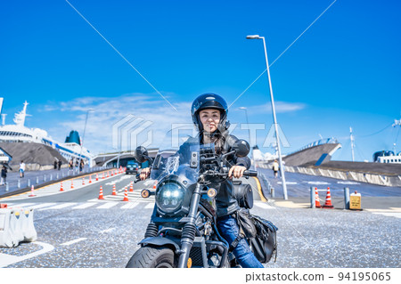 一位騎著大型巡洋艦自行車遊覽橫濱的女騎手 94195065