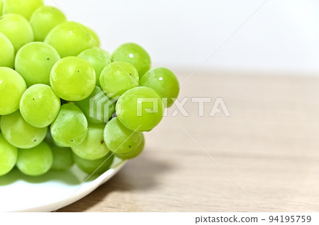 Cold and sweet Shine Muscat fresh out of the refrigerator Cold and sweet Shine Muscat fresh out of the refrigerator 94195759