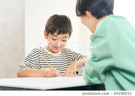 一個教學習的女人 小學生學習 94196032