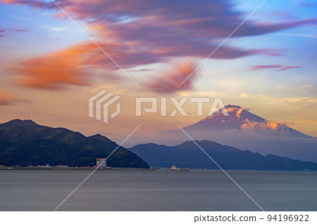 從美穗正木海灘看到的靜岡清水魔法時刻富士山 從美穗正木海灘看到的靜岡清水魔法時刻富士山 94196922