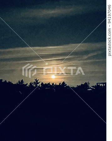 海邊的月亮 94197046