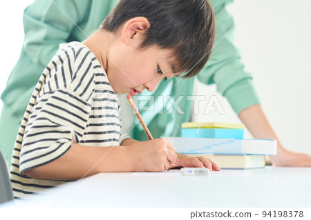 一個教學習的女人 小學生學習 94198378