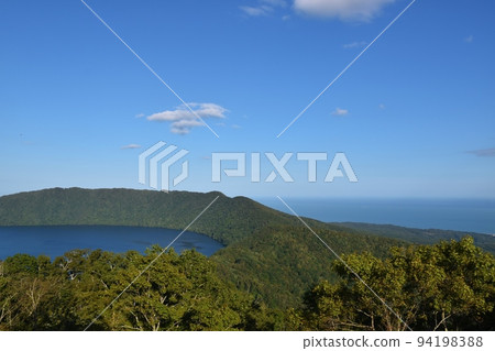 Lake Kuttara in sunny weather, Hokkaido 94198388