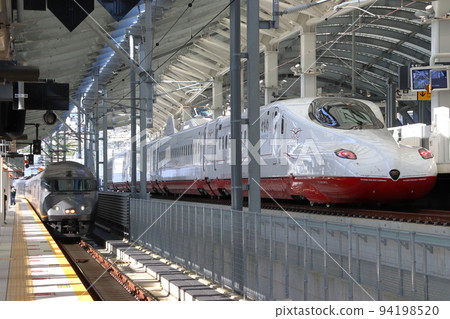 特快海鷗號和西九州新幹線海鷗號試運行列車在長崎站排隊 特快海鷗號和西九州新幹線海鷗號試運行列車在長崎站排隊 94198520