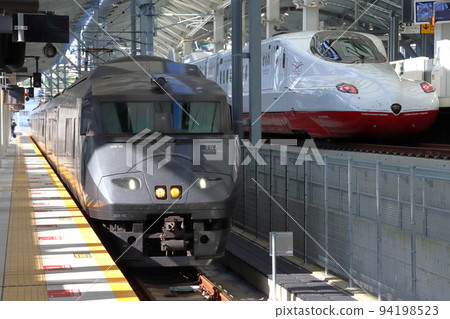 特快海鷗號和西九州新幹線海鷗號試運行列車在長崎站排隊 94198523