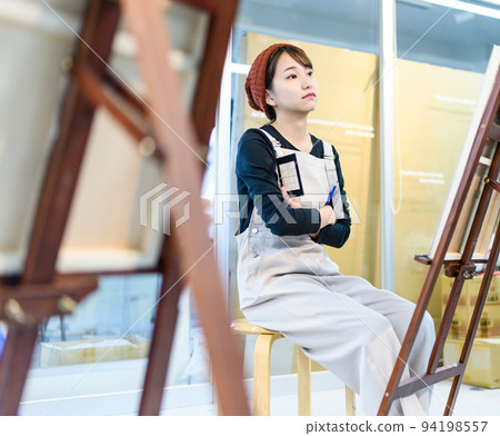 Young people studying art 94198557