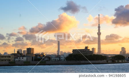 葛飾區、黃昏的東京城市景觀和從中川奧戶觀景台看到的東京晴空塔 94198605