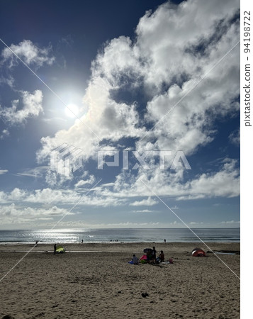 在陽光明媚的日子海水浴 在陽光明媚的日子海水浴 94198722