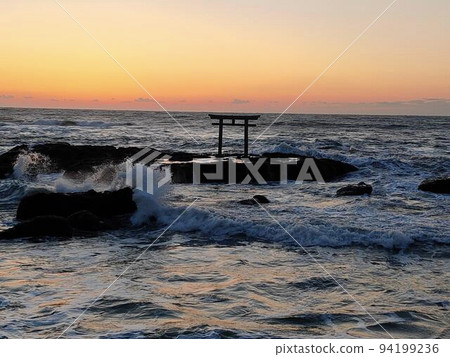 Rocky torii gate in the Pacific Ocean, Hitachinaka Kamiiso scenery, the sun rising from the Pacific Ocean 94199236