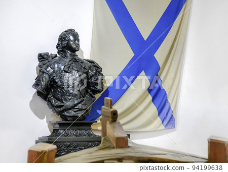 Medieval bust of Russian Tsar Peter the Great and old Russian naval flag in Pereslavl-Zalessky Medieval bust of Russian Tsar Peter the Great and old Russian naval flag in Pereslavl-Zalessky 94199638