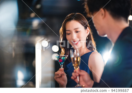 Men and women drinking at the bar 94199887