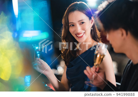 Men and women drinking at the bar 94199888