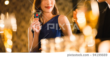 男人和女人在酒吧喝酒 94199889