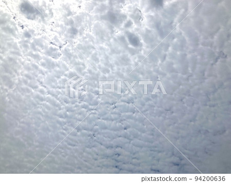 鱗片狀雲的蔓延天空背景材料 94200636