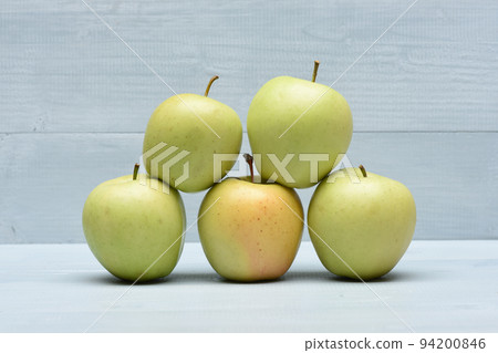 Set of pyramid green apples Set of pyramid green apples 94200846