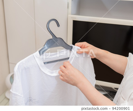 [Middle housewife's housework scene to dry laundry T-shirt] 94200901