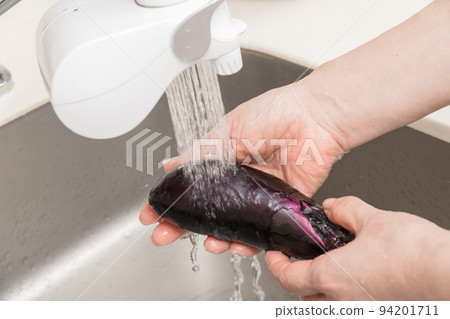 [Wash the eggplant before cutting] 94201711
