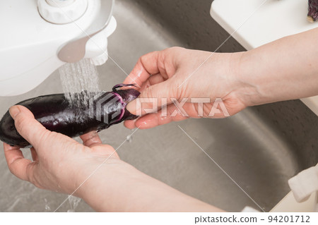 [Wash the eggplant before cutting] 94201712