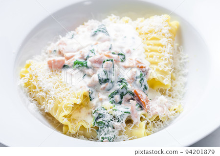 pasta with creamy salmon sauce with spinach 94201879