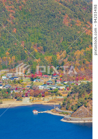 在秋天的富士山腳下，山梨縣鳴澤村，從三光台看秋色的西湖 94203498