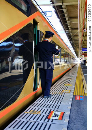 Be safe on the Nikko Road…Nikko Line/Tochigi Station [Limited Express Spacia/Nikko Visit] 94203660
