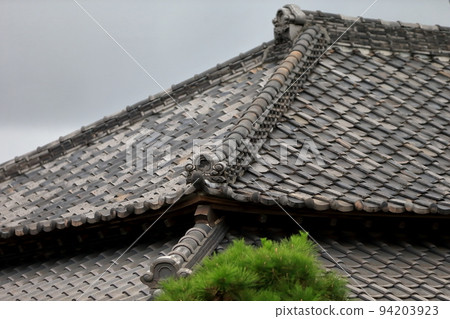 Tile roof image 94203923