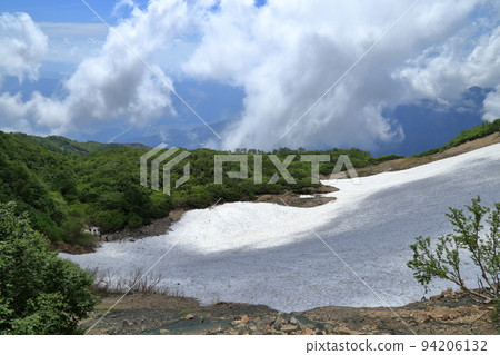 Scenery of Sensetsu Valley on Happoone of Mt. Karamatsudake in summer (July 2021, Hakuba Village, Nagano Prefecture) 94206132