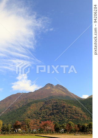 秋天從由布市郊外看到的由布山(2021年11月,大分縣由布市) 秋天從由布市郊外看到的由布山(2021年11月,大分縣由布市) 94206284