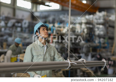 倉庫工人年輕男性 94207182