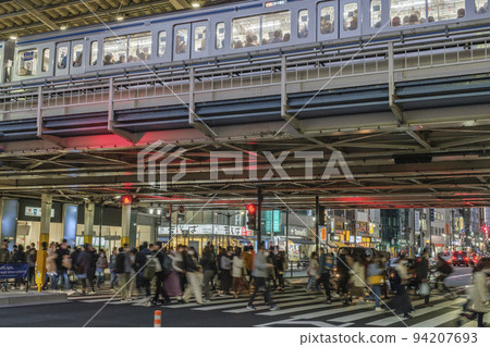 東橫線:東京目黑區中目黑站欄杆下的人群 東橫線:東京目黑區中目黑站欄杆下的人群 94207693
