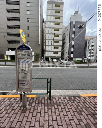 Community bus stop in Minato Ward 94207736