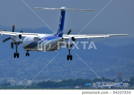 大阪國際機場 ANA 龐巴迪 DHC8-Q400 螺旋槳飛機著陸準備就緒川尻千里 94207850