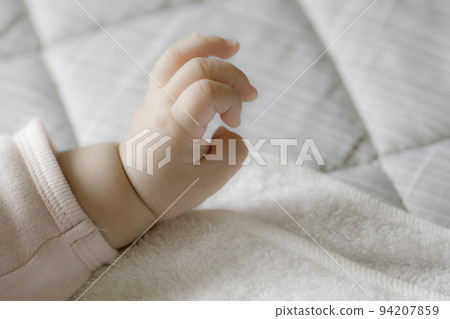 A baby's hand that makes you feel happy just by looking at it ② A baby's hand that makes you feel happy just by looking at it ② 94207859