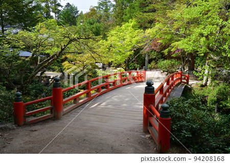 宮島的紅葉橋和新鮮的綠色植物 宮島的紅葉橋和新鮮的綠色植物 94208168