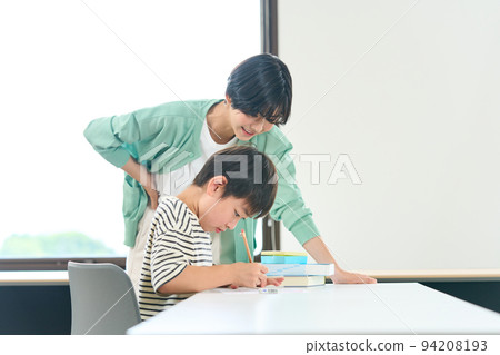 在補習班學習的小學生 94208193