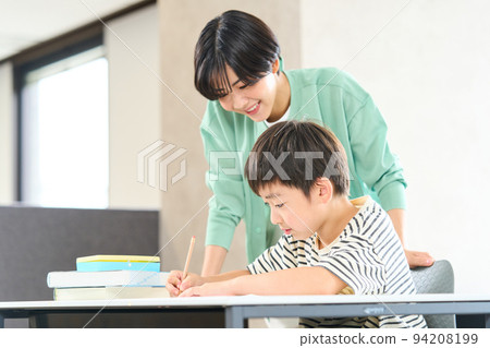 Elementary school students studying at a cram school　 94208199